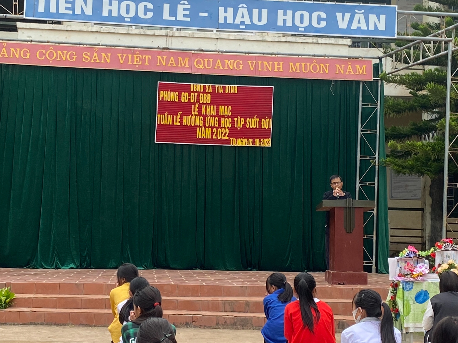 Thầy giáo Đinh Thanh Sơn -P. Hiệu trưởng nhà trường phát động Tuần lễ học tập suốt đời 